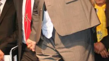 Crin Antonescu îşi dă şi cămaşa pentru un candidat: A apărut liderul PNL "descheiat" la pantaloni în faţa alegătorilor?! (FOTO)