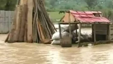 Drumuri blocate, case inundate și comune izolate în mai multe județe, în urma ploilor torențiale