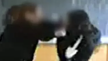 Bătaie cu pumni și picioare în sala de clasă: Două eleve de liceu s-au păruit bine sub privirile colegilor! (VIDEO)