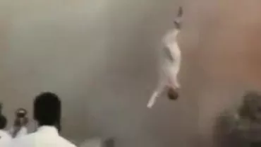 Momente de groază la un raliu în Arabia Saudită: Mașina s-a făcut praf, iar pilotul a zburat zeci de metri în aer! (IMAGINI ȘOCANTE)