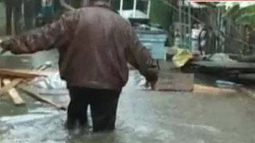 Mii de persoane izolate și zeci de case inundate în județele Vâlcea și Gorj după ploile abundente