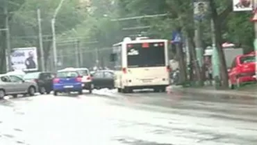 Traficul din Capitală, îngreunat din cauza ploii: Mai multe semafoare din principalele intersecții s-au defectat
