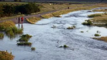 Ploile fac ravagii: Alunecări de teren în Bălțați, sute de hectare de teren inundate în Dolj și apă ieșită din matcă la Filiași