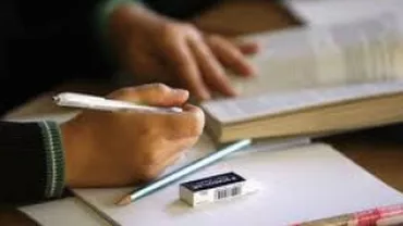 Confruntare violentă între un profesor și un elev: Dascălul îi pune mâna în gât tânărului în timpul unei dispute verbale (VIDEO)
