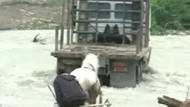 Starea de alertă se menține în 6 comune din Vrancea: Alunecări de teren, case avariate și drumuri inundate (VIDEO)