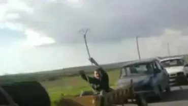 Două Dacii tractate cu un cal putere, la ieșirea din județul Galați (VIDEO)