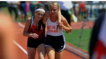 Gest impresionant al unei sportive, care își ajută adversara lovită să treacă linia de sosire (VIDEO)