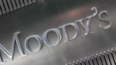 Moody's a coborât calificativele BCR şi Raiffeisen Bank România