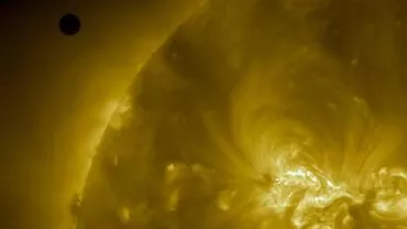 NASA publică imagini spectaculoase cu tranzitul planetei Venus prin faţa Soarelui (FOTO)