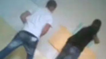 Trei liceeni din Galaţi, exmatriculați după ce s-au filmat vandalizând un avizier din sala de clasă (VIDEO)