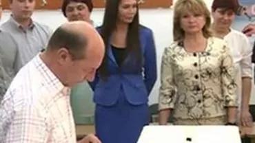 Traian Băsescu a fost primit cu aplauze la secția de votare: Este o zi test pentru mine