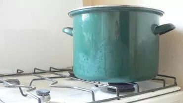 Se întâmplă în România! Pompierii, chemați să ia o oală cu pui de pe aragaz