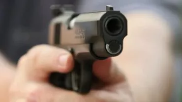 Focuri de armă într-un bar din Dâmbovița: Un bărbat a ajuns la spital după ce a fost împușcat cu un pistol cu bile