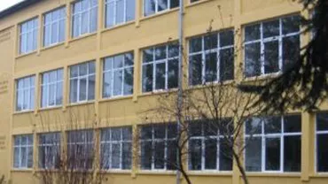 Timişoara: O elevă de 16 ani, la spital după ce galeria de la un geam i-a căzut în cap