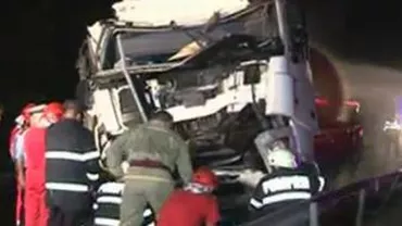 Trafic blocat pe A1 de mai multe ore: Doi morți și doi răniți după ce o cisternă plină cu motorină a lovit un pavilion cu stupi de albine
