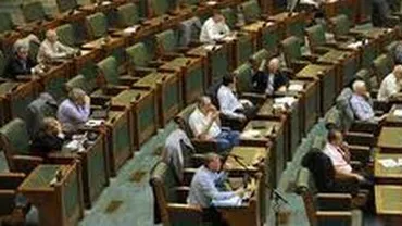 Opt parlamentari PDL au votat, ”din greșeală”, în favoarea Legii referendumului