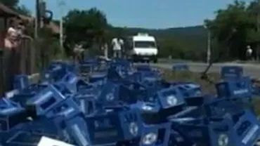 Șoferul unui tir plin cu bere care s-a răsturnat în Vâlcea, atacat de romii veniți la furat