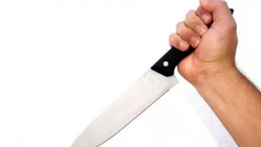 Scene de groază într-un parc din Ploiești: Un bărbat și-a înjunghiat soția, apoi s-a rănit cu același cuțit