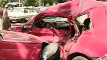 Accident cu patru răniți în Capitală, după ce o șoferiță a intrat cu autoturismul într-o mașină parcată