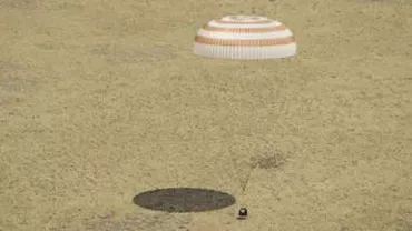 O capsulă Soyuz cu trei astronauți la bord a aterizat cu bine în Kazahstan, la întoarcerea de pe Stația Spațială Internațională (VIDEO)