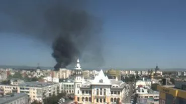 Incendiu de amploare în Buzău: O fabrică de chimicale a luat foc. Fumul gros ajunge la 50 de metri înălțime