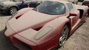 Sute de mașini de lux, abandonate pe străzile din Emiratele Arabe Unite. Cum îți poți lua Ferrari pe bani puțini (FOTO)