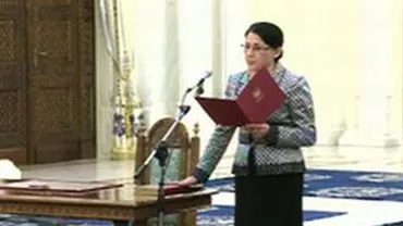 Învestitură cu emoţii: Ecaterina Andronescu s-a încurcat la cuvântul "integritate" în timpul depunerii jurământului
