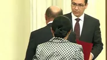 Băsescu i-a înmânat un dosar roșu lui Ponta, pe care l-a fluturat la finalul învestiturii Ecaterinei Andronescu