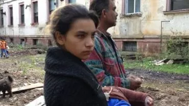 Aproape 200 de romi au fost trimiși de francezi cu o cursă specială înapoi în România: Adulții au primit 300 de euro, copiii 100