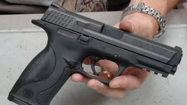 Teleorman: Polițist arestat după ce și-a amanetat pistolul și muniția din dotare