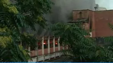 București: Incendiu puternic la o fabrică de textile. Două persoane se aflau în clădire
