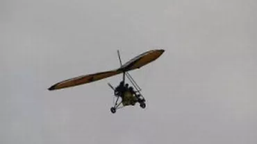 Un deltaplan cu motor s-a prăbușit în județul Arad. Pilotul a murit în urma impactului