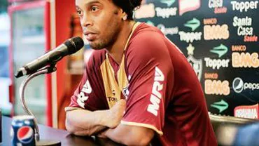 Coca-Cola a reziliat contractul cu Ronaldinho, după ce acesta a apărut cu băutura Pepsi la o conferință