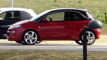 Cum arată juniorul Opel Adam. Primele imagini spion în care nu este acoperit de camuflaj (FOTO)
