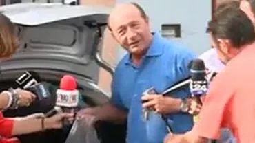 Traian Băsescu a împărţit apă şi fructe jurnaliştilor, la sediul de campanie