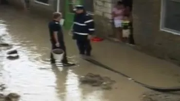 După caniculă a venit potopul: Estul țării, cuprins de ploaie torențială, grindină și vânt puternic (VIDEO)