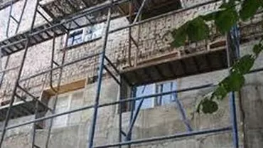Craiova: Un muncitor care lucra la reabilitarea unui bloc a murit după ce s-a tăiat la picior cu un flex