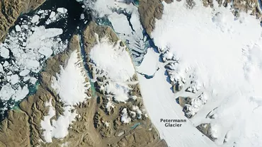Un iceberg uriaș s-a desprins din calota unui ghețar din Groenlanda (FOTO)