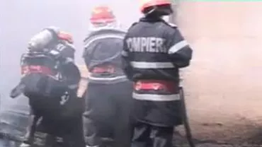 Incendiu la o tipografie din Craiova: Flăcările s-au extins la două clădiri din zonă