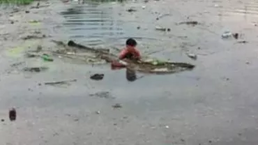 Scenă emoționantă: Un tânăr și-a riscat viața pentru a salva un cățel (VIDEO)