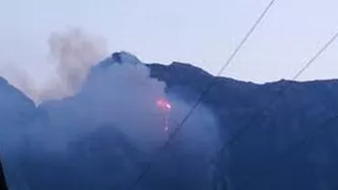 Un elicopter MAI intervine pentru stingerea incendiului din Bucegi. Focul se extinde din cauza curenților
