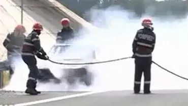 O maşină a fost cuprinsă de flăcări pe A3: Trei oameni se aflau în autoturism (IMAGINI EXCLUSIVE)