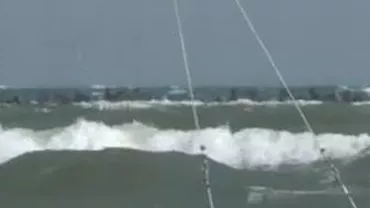 Plajele de pe litoralul românesc, inundate de valuri: Salvamarii, în alertă după ce au arborat steagul roșu