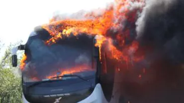 Imagini cu autocarul plin de români cuprins de flăcări în zona oraşului bulgar Nessebar (FOTO)