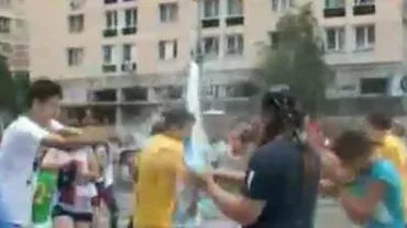 Iași: Tinerii s-au întâlnit în Piața Unirii la o bătaie cu apă, pentru a combate canicula (VIDEO)