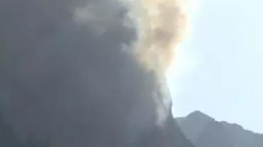 Mai multe echipe au intervenit pentru a stinge incendiul de pe Creasta cu Zâmbri din Munţii Bucegi