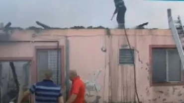 Buzău: O fabrică de lactate a ars în întregime, cel mai probabil din cauza unui fulger