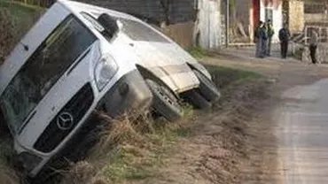 Microbuz implicat într-un accident, în Suceava: 10 persoane au fost rănite, una foarte grav