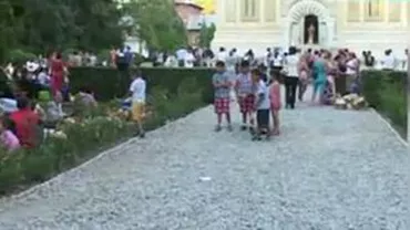 Țigănie la mănăstirea Curtea de Argeș: Romii și-au instalat corturile în curtea bisericii, în așteptarea praznicului Sfintei Marii