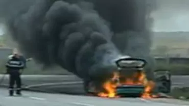 Imagini șocante pe DN1: O maşină a ars în întregime la ieșirea din Sibiu (VIDEO)